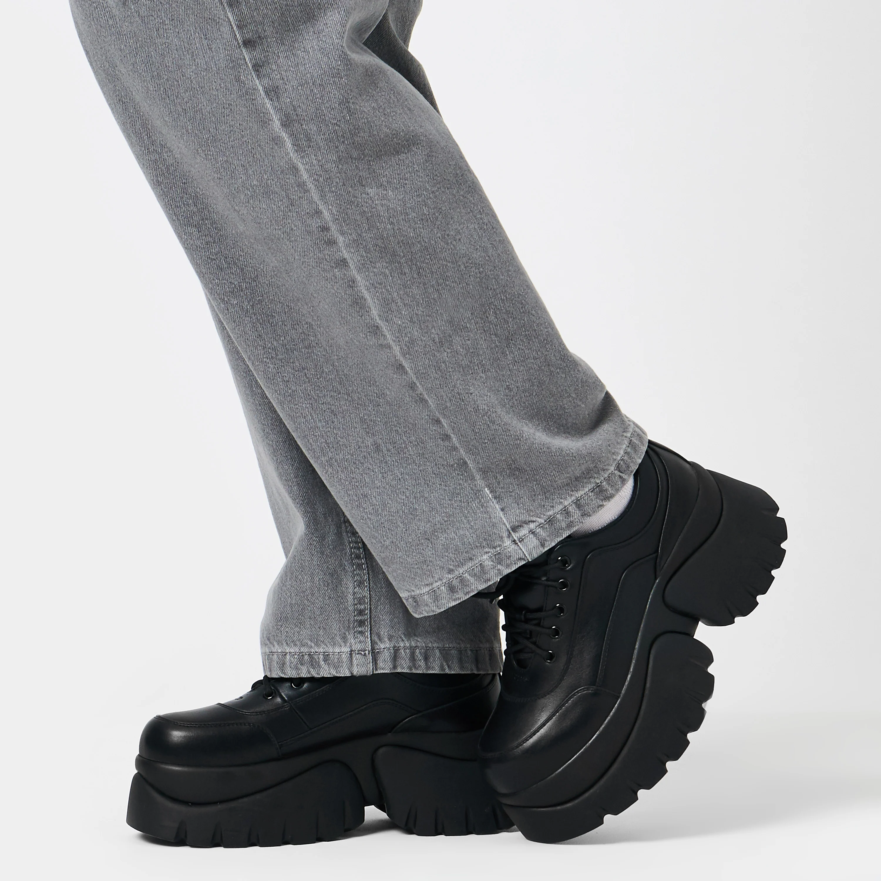 Chronicles 'Monster' Platform Trainers - Image 5
